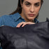Bolso de hombro para mujer de piel con bandolera extensible azul marino Mara