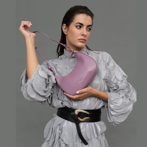 Bolso de hombro para mujer de piel saffiano con bandolera larga lila Maribel