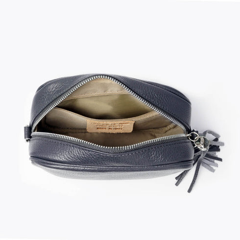 Bolso de Piel bandolera cuadrado Azul Marino con pompón de mujer Cristin